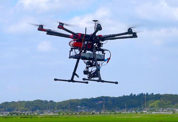 水田の上空から稲の生育状況を撮影するドローン<br>(写真:コニカミノルタ、ヤンマーヘリ&アグリ)