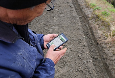 作業者はスマホを使って作業内容を確認する<br>(写真:トヨタ自動車)