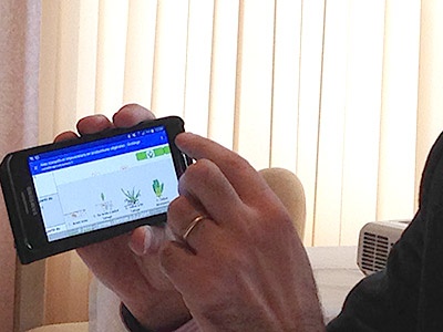 テレナ農協では、スマホを使って様々な農業支援サービスを提供している(写真:農林中金総合研究所)