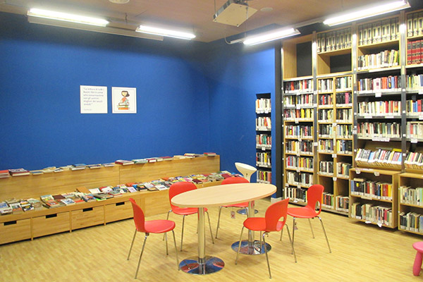 生協の店舗内にある図書館（写真：日本生活協同組合連合会）