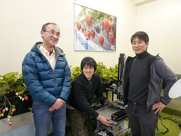 柏嵜准教授（左）と尾崎教授（右）は校内ベンチャー「アイ・イート株式会社」の代表取締役も兼ねる。中央は尾崎研究室の高橋庸平さん