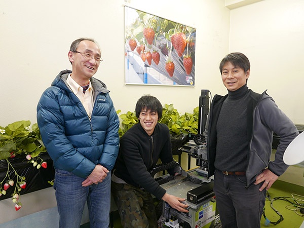 柏嵜准教授(左)と尾崎教授(右)は校内ベンチャー「アイ・イート株式会社」の代表取締役も兼ねる。中央は尾崎研究室の高橋庸平さん