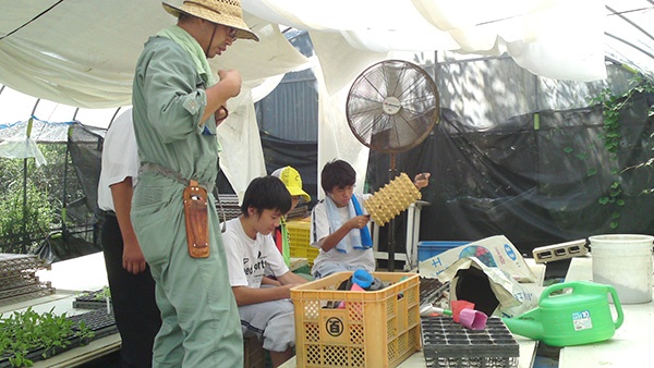 食に関する研修を受ける生徒さんたち