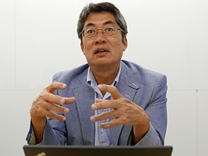 ルートレック・ネットワークス代表取締役社長の佐々木伸一氏。もともとは米モトローラ社で半導体事業に携わった。2005年にネットワーク機器・技術のベンチャーとしてルートレックを創業。現在は「農業に休日を!」をミッションに掲げ、アグリテック企業として「ゼロアグリ」の普及に注力する。水と肥料の節約ができるため、日本市場で普及させた後は、水不足や肥料の過剰投与による環境被害で悩む海外に広く普及させることを念頭に置いている(写真:高山和良)