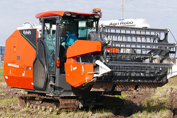 2018年12月から販売が始まる自動運転アシスト機能付きコンバインWRH1200A。トラクタと同様に「アグリロボ」と名付けられているロボット農機だ。オペレーターが搭乗した状態での自動運転で稲・麦の収穫を行う。RTK−GPSによって高精度の位置制御ができる。(写真:高山和良)