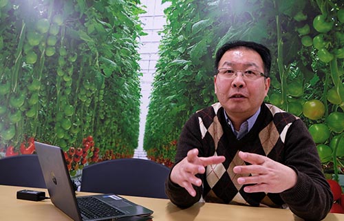 東出忠桐（ひがしで・ただひさ）氏<br />農研機構 野菜花き研究部門 野菜生産システム研究領域 施設生産ユニット長。主に、施設栽培における生産技術や環境制御技術などを担当し、トマトの超多収栽培技術を現場レベルで完成させることを目指す。（写真：高山和良）