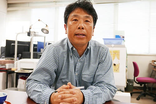 中央農業研究センター北陸研究拠点の稲育種グループ長、農学博士の前田英郎さん。新品種の開発は非常識への挑戦と語る。「研究はすべてそうですが、いわゆる常識の先に存在するものはありません。どこかで非常識に挑戦しないと新しいものは出てこない」と前田さん。(写真:高山和良)