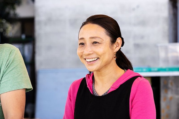 ネットに不慣れな⽅からの電話注⽂や問い合わせも数多くあったが、「銀⾏員時代に、研修で1⽇100件の電話のやりとりをした経験が⽣きました」と語る陽⼦さん(写真︓佐々⽊睦)