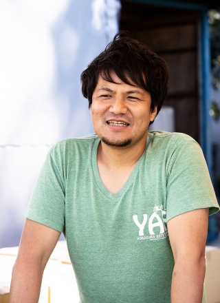 「通年で空調が必要になるシメジやマイタケは、⼤規模に展開する会社さんにかないませんが、シイタケならこの地域では真冬に暖房がかかるだけで栽培できます」と太⼀郎さん(写真︓佐々⽊睦)