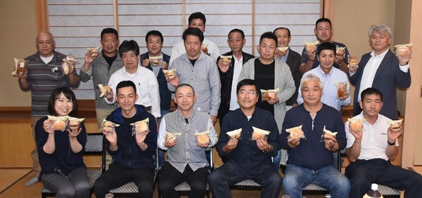 茨城パン小麦栽培研究会のメンバーとリバティーフーズの鳥山さん(提供:茨城パン小麦栽培研究会)