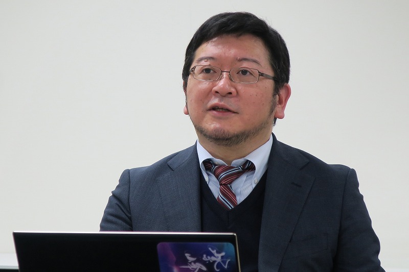川村隆浩（かわむらたかひろ）氏。農研機構 企画戦略本部 データマネジメント統括監として農研機構内のデータ戦略を統括する。農業情報研究センターでは、同センター データ戦略推進室室長として農業AI研究のデータ戦略を立案し、マネジメントする役割を担う。自らがAI技術のエキスパートであり、社会実装を主な専門分野とし、産業技術総合研究所<sup>※2</sup> 人工知能研究センター 招聘研究員でもある。国立研究開発法人理化学研究所 バイオリソース研究センター 情報検討委員、大阪大学 大学院工学研究科 招聘教員なども兼任する。