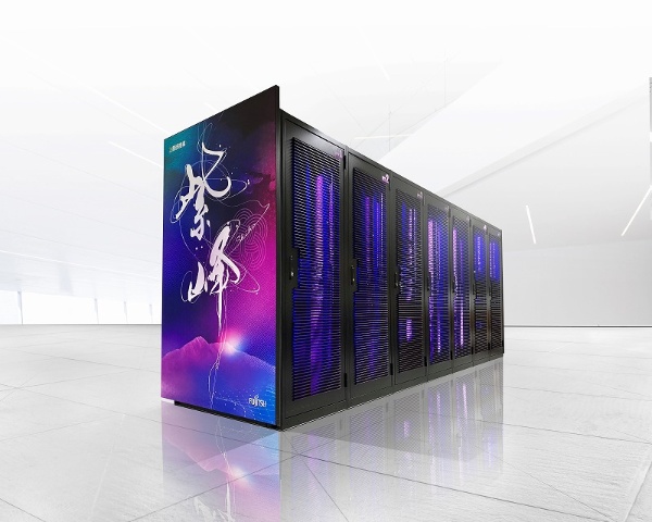 農業情報研究センターに導入され2020年5月から稼働している農業AI研究用スーパーコンピューター「紫峰」。この中には、農研機構内の研究者が横断的に活用できる統合データベース「NARO Linked DB(ナロリンクドデータベース)」が実装されている。「紫峰」の計算速度は1PFLOPS(ペタフロップス)、統合データベースのデータ容量は3PB(ペタバイト)と高い性能を誇る。川村氏によれば、国内トップクラスのAI研究者100人が同時に大規模な計算することを想定した性能になっている。スパコンと統合DBの導入は富士通の協力によって導入を進めた。「紫峰」は、農研機構本部と農業情報研究センターがある茨城県つくば市のシンボル「筑波山」の別名。(写真提供:農研機構)