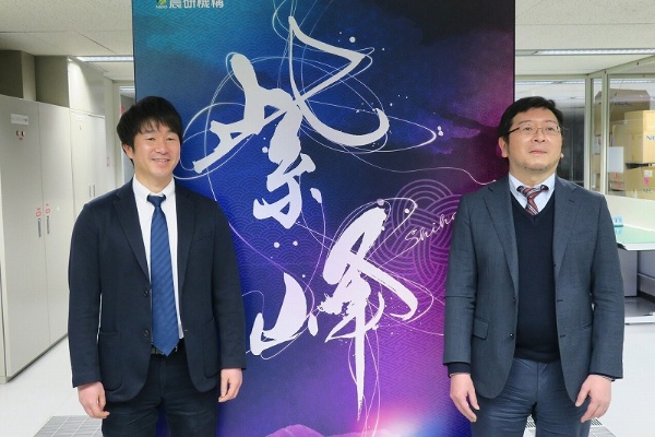 専用スパコン「紫峰」の前で農業AIについて語る杉浦綾氏（左）と川村隆浩氏（右）。