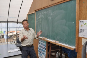座学の時間の一方で、畑でも指導が行われる