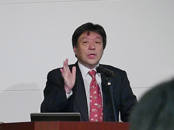シンポジウムの基調講演をする、農事組合法人「共働学舎新得農場」代表の宮嶋望氏