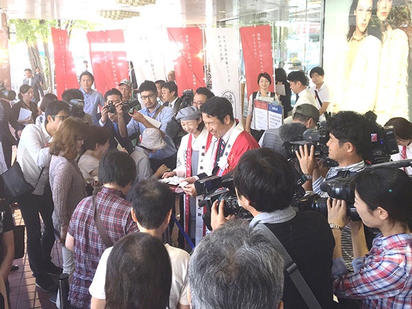 9月13日に新潟伊勢丹で行われた米山隆一新潟県知事による「新之助」トップセールスの様子(写真:新潟県農林水産部農業総務課)