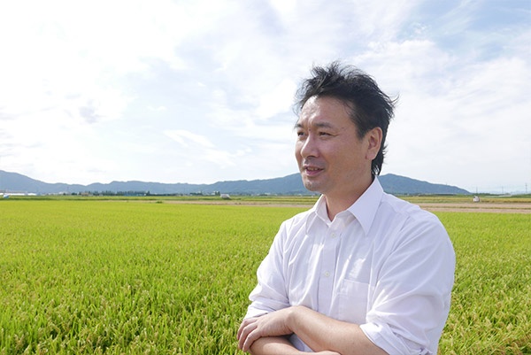 ワイエスアグリプラントの販売部部長 藤田友和氏。マルシェ店長でもあり、米・食味鑑定士でもある(写真:高山和良)