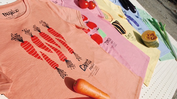廃棄される野菜を使って染めたTシャツ(写真提供:豊島)
