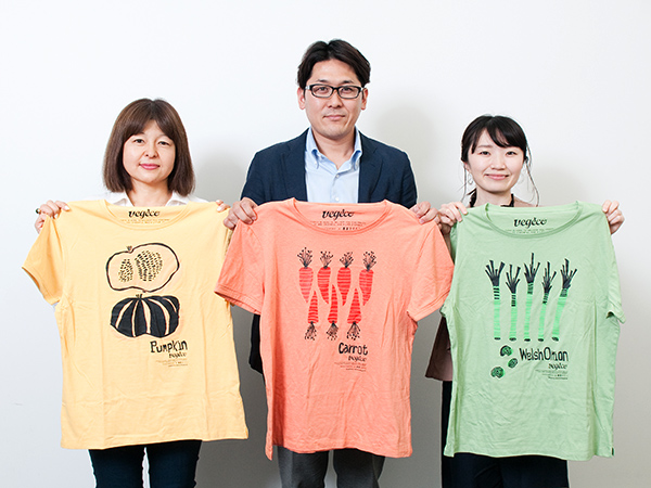 「着る野菜Tシャツ」を手にする豊島の担当者たち
