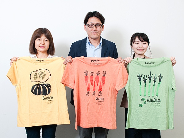 「着る野菜Tシャツ」を手にする豊島の担当者たち