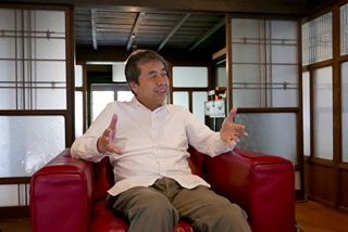 金野幸雄さん<br>1955年生まれ。兵庫県職員、篠山副市長などを経て、現在は一般社団法人ノオトの代表理事。篠山市役所では、まちづくり、指定管理者制度の仕組みづくり、第三セクターの再編などに関わった。「古民家の宿 集落丸山」、「篠山城下町ホテルNIPPONIA」など、古民家等の歴史的建築物を活用した地域再生事業を進めている。この事業の今後については「最終的には集落で運営して、僕らノオトは一歩下がって協力するスタイルがいいと思っています」と語る(写真:高山和良)