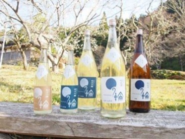 兵庫県明石市に住む人が集落に通いながら酒米を作り、その米を使って作った日本酒「まるの輪」。田植え、除草、稲刈りなどはすべて手作業で行われている。醸造元は兵庫県明石市の茨木酒造(写真提供:株式会社NOTE)