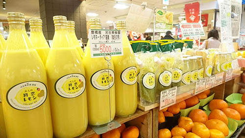 「初恋レモン」ブランドの商品。1リットルのストレート果汁を始め、様々な加工商品がある。（写真提供：河合浩樹さん）