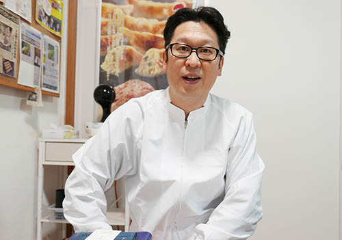 「初恋レモンプロジェクト」の中核メンバーの一人、さくらFOODS代表取締役の北澤晃浩さん。河合果樹園の無農薬レモンを皮ごと具に練り込んだ「初恋レモン餃子」を商品化。この商品は、さくらFOODSの看板商品の一つになっている。（写真：高山和良）