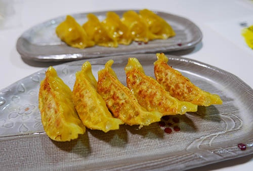 焼き上がった「初恋レモン餃子」。ひき肉には国産の鶏肉を使い、皮にはウコンを練り込んでレモン色を演出している。(写真:高山和良)
