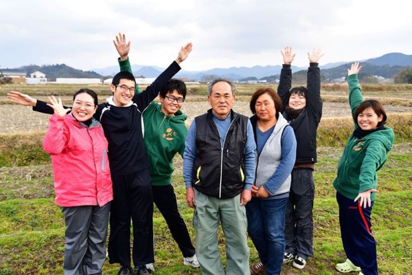 北川二郎さん・恵さん夫妻と、この日集まったボランティアメンバー。OBやOGが参加することもある。2年生が立ち上げたサークルということもあり、伝統的にサークルの代表は2年生から選ばれている(写真:水野浩志)