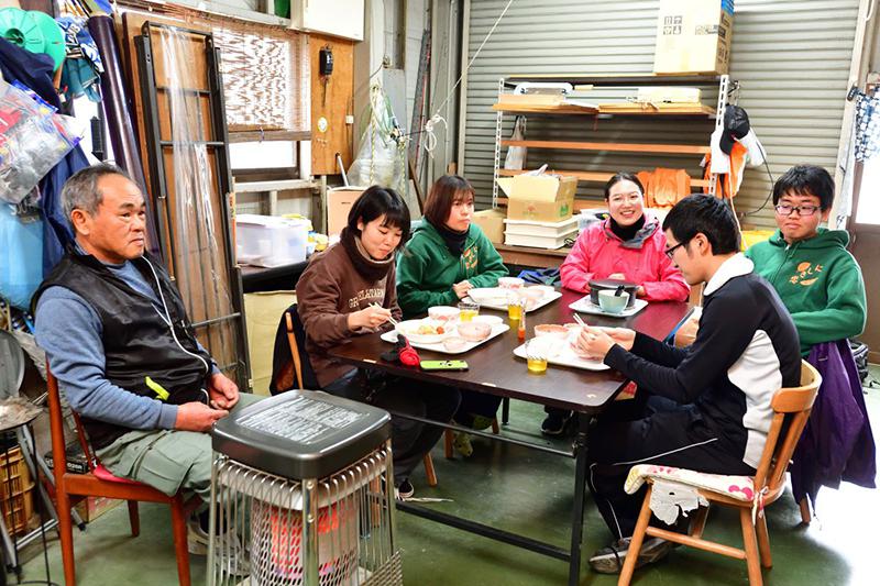 昼食は恵さんの手作り。この日はおでん「寒いから体が温まるように」との思いが込められている（写真：水野浩志）