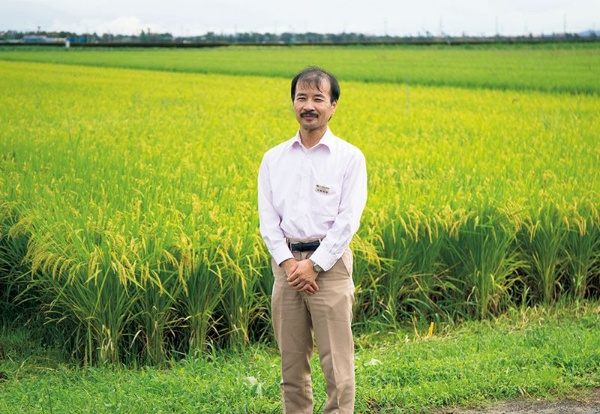 『金のいぶき」(東北胚202号)を開発した永野邦明氏。現在は東北福祉大学 感性福祉研究所 特任教授。 2019年3月まで宮城県古川農業試験場 場長。「ひとめぼれ」をはじめ多くの品種育成に携わった。写真は古川農業試験場時代のもの。(写真提供:金のいぶき)