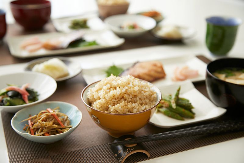 「金のいぶき」の食卓でのイメージ。ふっくらとしてもちもちっと炊き上がる「金のいぶき」は、そのまま食べてもおいしいが、白米と同じように様々なおかずと一緒に食べてもおいしい。（写真提供：金のいぶき）