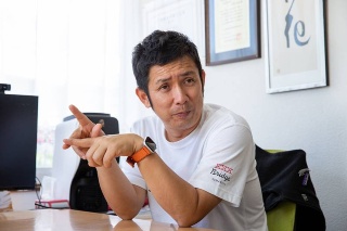代表の宮川将人さん。花き農家の三代目として、宮川さん自身が「蘭の栽培ではおやじにはかなわない」と感じた経験があり、「イノシシ対策が若手農家には頼りにされ、自信につながれば、それが一番の価値」という(写真:竹内さくら)