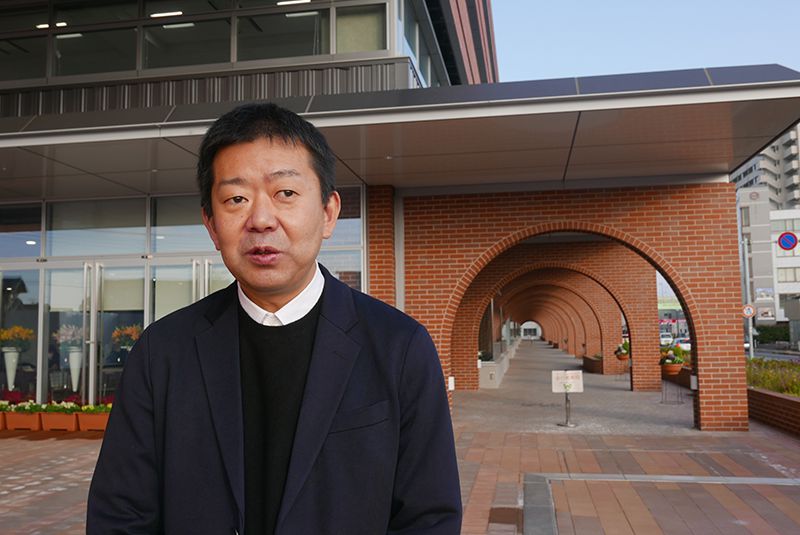 深谷市の農業振興戦略について語る深谷市産業振興部産業ブランド推進室の福嶋隆宏室長補佐。地域政策学の博士号を持ち、今回の戦略を推進する過程で各種KPI（Key Performance Indicator）をチェックしながら、施策の進捗状況を把握していこうとしている。アグリテック企業の１社が深谷市への進出を決め、大きな最初の一歩だと喜ぶ（写真：高山和良）