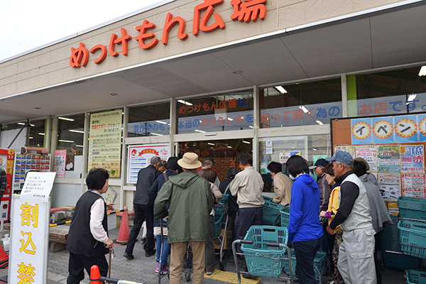 9時の開店と同時に行列客が吸い込まれていく（写真＝水野浩志）