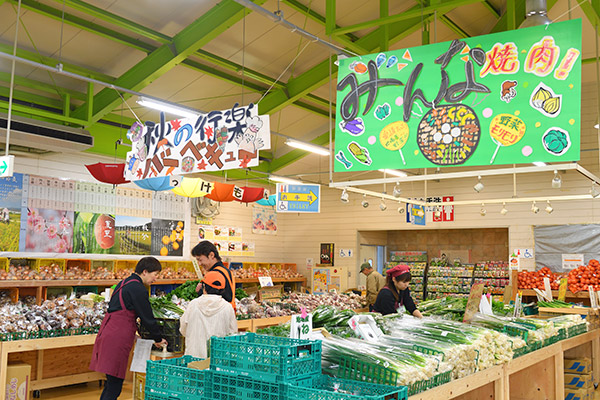 段ボール紙に、商品名や値段、「本日のめっけもん」などと書かれたものが至る所に見られる。天井からも手作りの看板がぶら下がる（写真＝水野浩志）