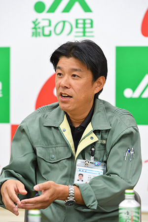 JA紀の里の直販事業を統括する 販売部 直販課の鈴木雅富課長（写真＝水野浩志）