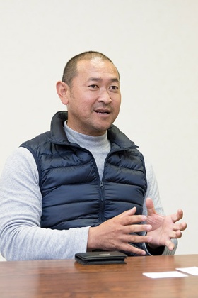 「大崎農園」代表取締役の山下義仁氏。取材当日、JAが窓口となる大型融資案件の相談がなされた。(写真:浦川祐史)