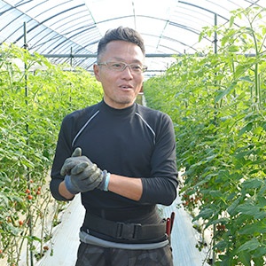 左:ミニトマトを学ぶ永嶋義幸さん。前職は流通業<br>右:きゅうりを学ぶ宝徳一道さん。実家は宮崎できゅうり農家を営む