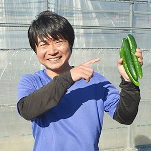 左:ミニトマトを学ぶ永嶋義幸さん。前職は流通業<br>右:きゅうりを学ぶ宝徳一道さん。実家は宮崎できゅうり農家を営む