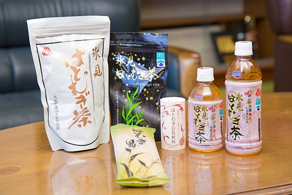 氷見のハトムギを使った製品はペットボトル飲料以外にも多岐に渡る(写真:佐藤久)
