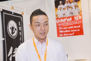 「世界一の肉を作り、世界に出る」という目標を語る株式会社伊江牛の沖縄本島飲食店舗統括の大牟禮正文氏(写真:佐藤久)