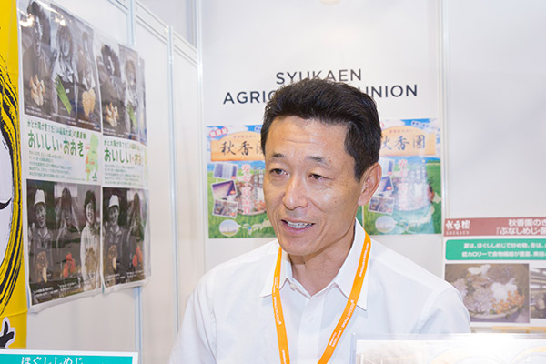 上は秋香園の廣松伸幸氏。下は秋香園の主力商品のぶなしめじ（写真：佐藤久）