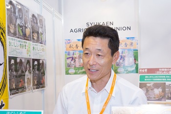 上は秋香園の廣松伸幸氏。下は秋香園の主力商品のぶなしめじ(写真:佐藤久)