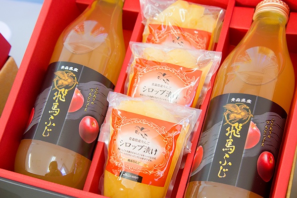 JA相馬村で販売しているりんごジュースや加工品。「飛馬ふじ」のジュースは一本(1リットル瓶)で1300円ほどもする。JA相馬村ではこのブランドジュースを含め年間で約130万本のりんごジュースを生産・販売している。ジュース部門の売上額も約3億円と大きくなり、4,5年ほど前から黒字化したという(写真:佐藤久)