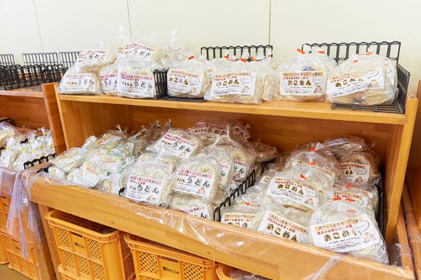 「ヒノヒカリ」の米粉を製麺した「おこめん」。細麺や平麺のほか、スープ付きのラーメン、ソース付きのカルボナーラもある(写真:吉澤咲子)