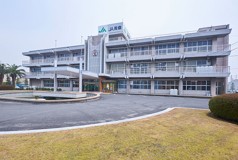 JR予讃線壬生川駅からクルマで10分ほどの場所にあるJA周桑（写真：吉澤咲子）