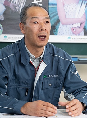 ネギの生産拡大について取り組み経緯を語るJAあきた白神の佐藤和芳氏
