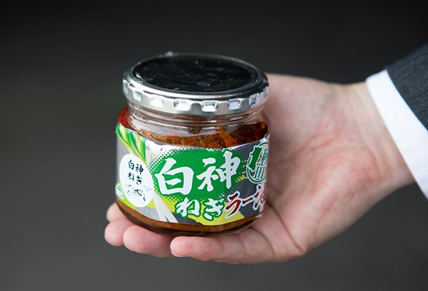 知名度向上のために食品業者に協力を依頼して作った「白神ねぎラー油」。ご飯との相性も抜群
